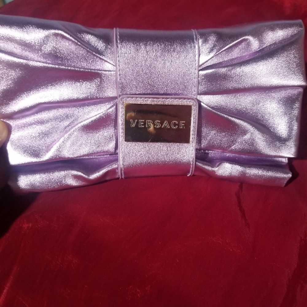 Mini cartera versace,purpura laminado purple) hermoso. Tamano mediano